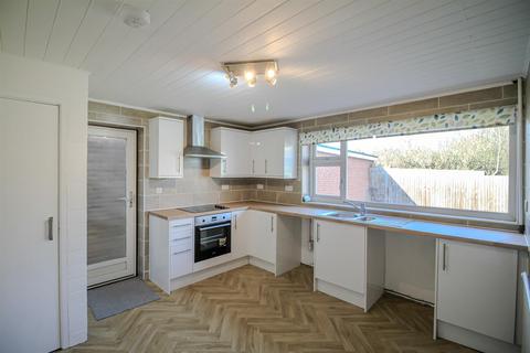 3 bedroom detached bungalow to rent, Almond Walk, Gedling, Nottingham
