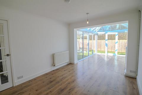 3 bedroom detached bungalow to rent, Almond Walk, Gedling, Nottingham
