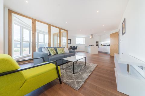 3 bedroom apartment to rent, Gateway Tower, Royal Victoria E16