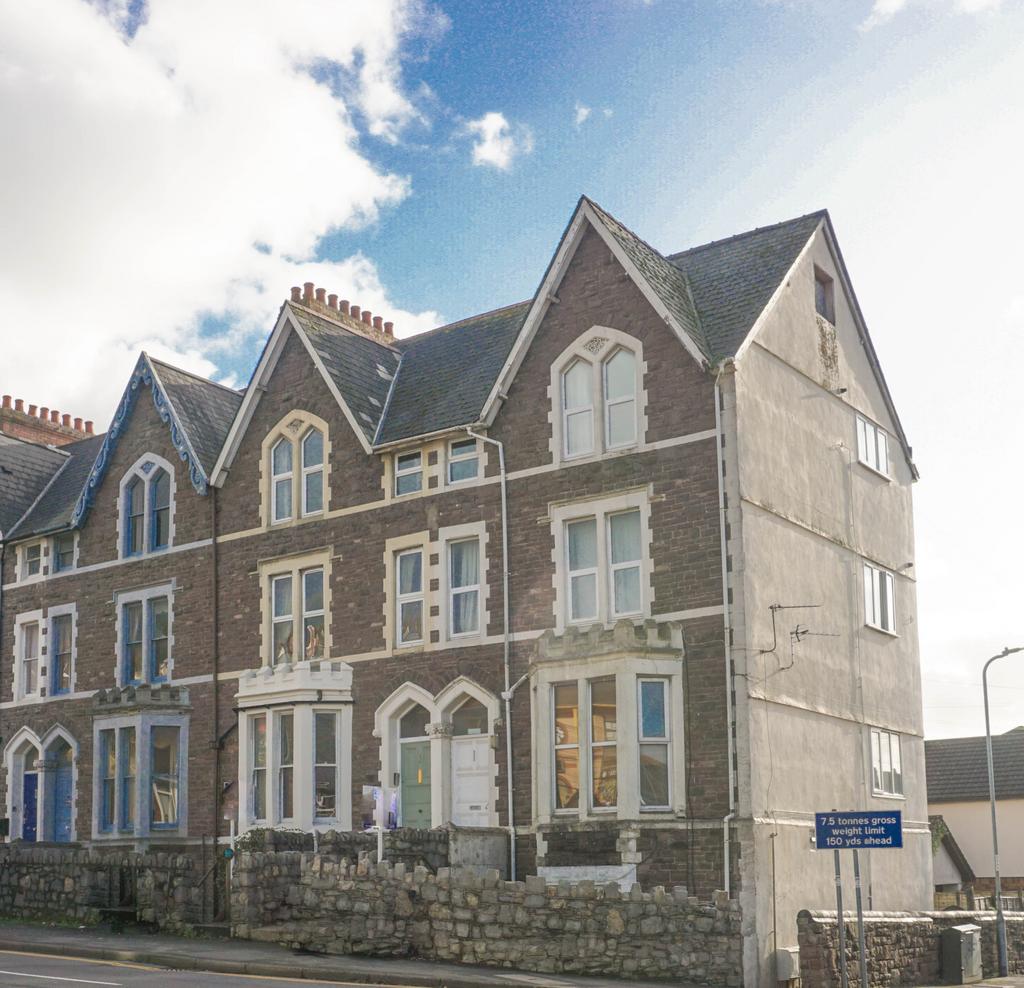 SELF CONTAINED FLAT with Garden and Parking For R