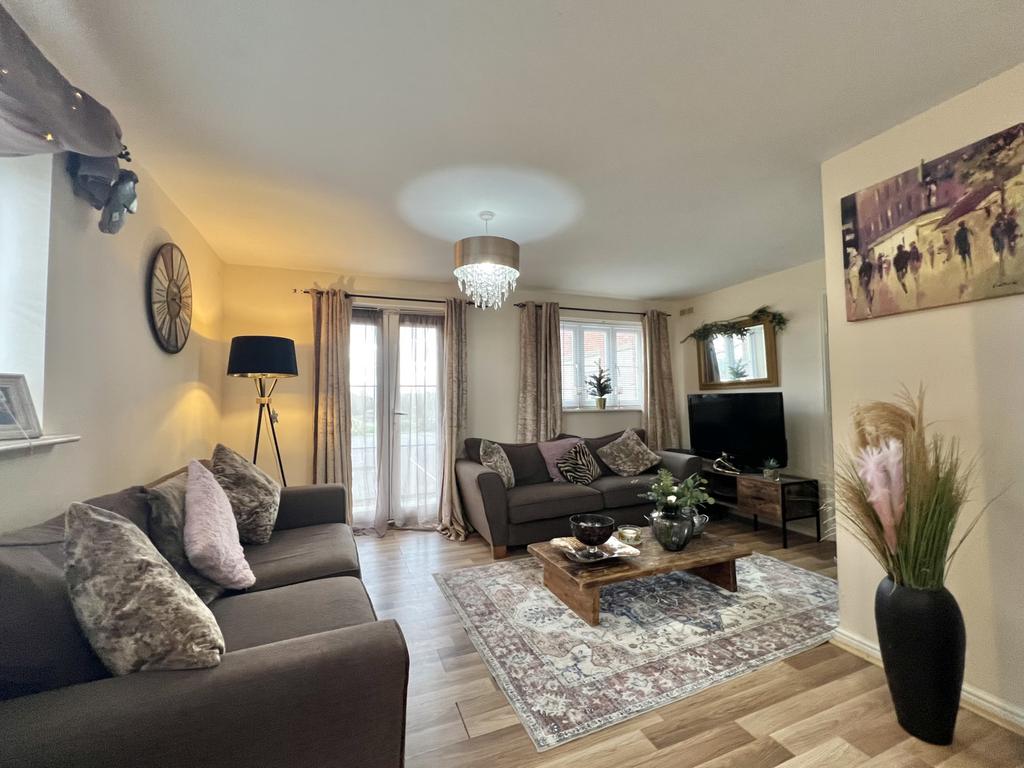 RIVERSIDE Location, GROUND FLOOR 2 Bed APARTMENT
