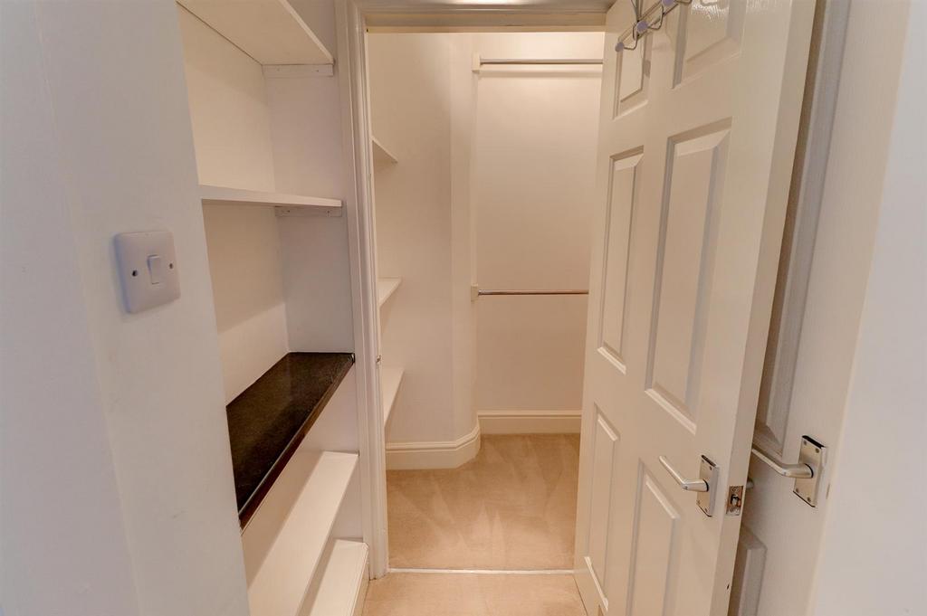 Walk in Wardrobe (Bed One)
