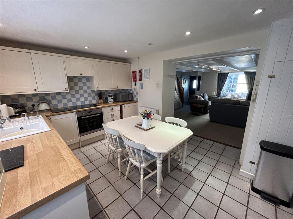 Kitchen 2.JPG