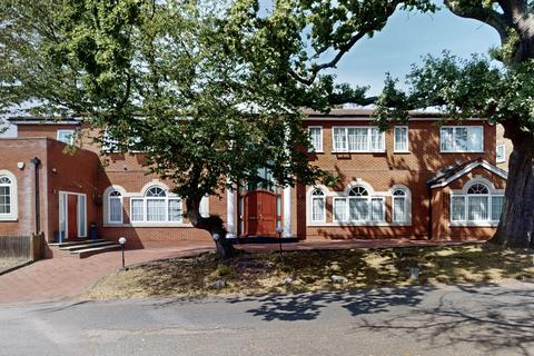 6 bedroom detached house for sale, Crooked Usage, London N3