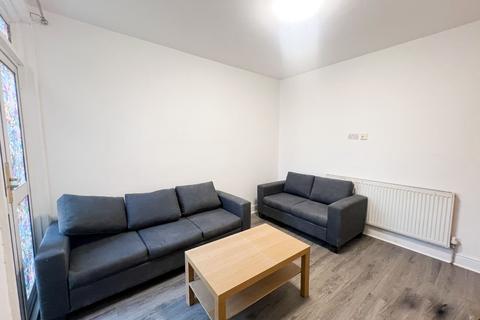 4 bedroom terraced house to rent, Malta Road, London, E10