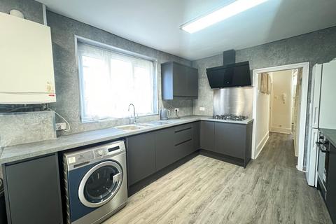 4 bedroom terraced house to rent, Malta Road, London, E10