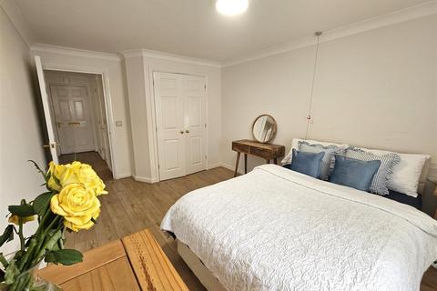 1 bedroom retirement property for sale, Windsor Way, Aldershot