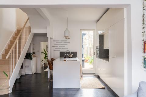 4 bedroom terraced house for sale, Trehurst Street, London E5