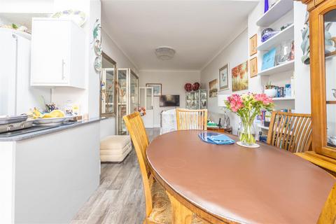 16 Cliff Avenue, Westcliff-on-sea, SS0 7AJ