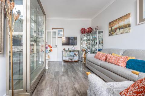 16 Cliff Avenue, Westcliff-on-sea, SS0 7AJ