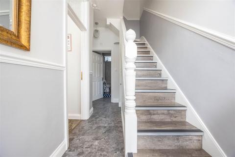 16 Cliff Avenue, Westcliff-on-sea, SS0 7AJ