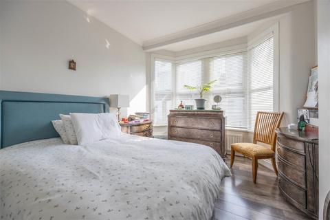 16 Cliff Avenue, Westcliff-on-sea, SS0 7AJ