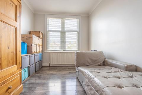 16 Cliff Avenue, Westcliff-on-sea, SS0 7AJ