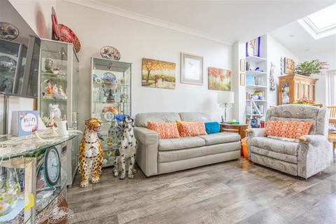 16 Cliff Avenue, Westcliff-on-sea, SS0 7AJ