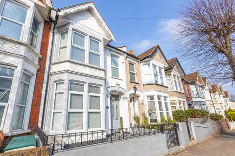 16 Cliff Avenue, Westcliff-on-sea, SS0 7AJ