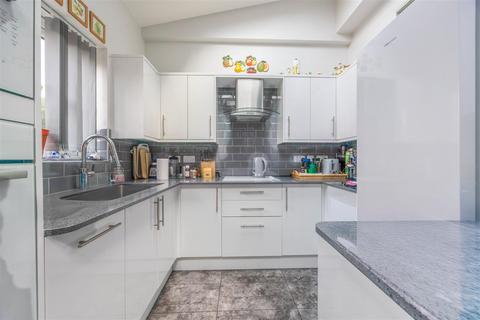 16 Cliff Avenue, Westcliff-on-sea, SS0 7AJ