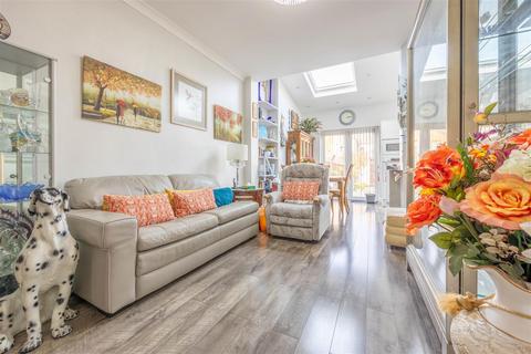 16 Cliff Avenue, Westcliff-on-sea, SS0 7AJ