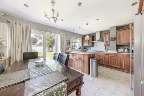 4 bedroom house to rent, Beech Way, Twickenham TW2