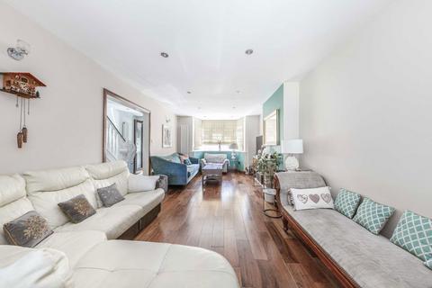 4 bedroom house to rent, Beech Way, Twickenham TW2