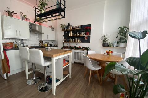 2 bedroom flat to rent, Mile End Road, London