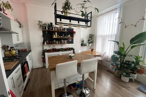 2 bedroom flat to rent, Mile End Road, London