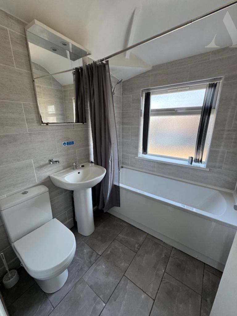 8 Chipperfield Road bathroom