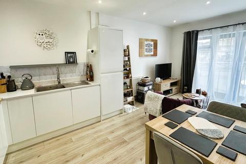 2 bedroom flat for sale, Hanham Road, Kingswood, Bristol