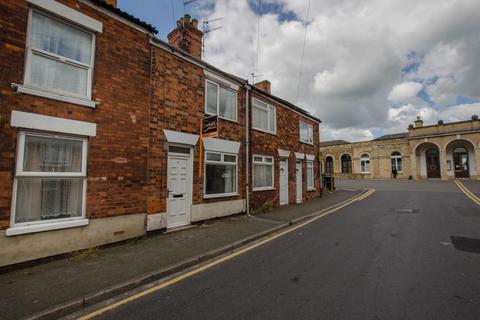 2 bedroom terraced house to rent, Station Street, Boston