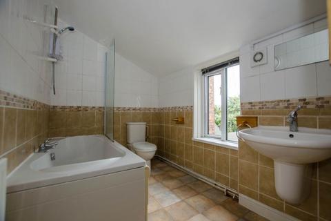 2 bedroom terraced house to rent, Station Street, Boston