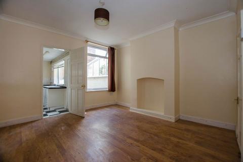 2 bedroom terraced house to rent, Station Street, Boston