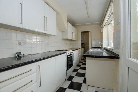 2 bedroom terraced house to rent, Station Street, Boston
