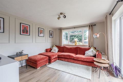 12 Gaveston Close, Byfleet, West Byfleet, KT14 7HE