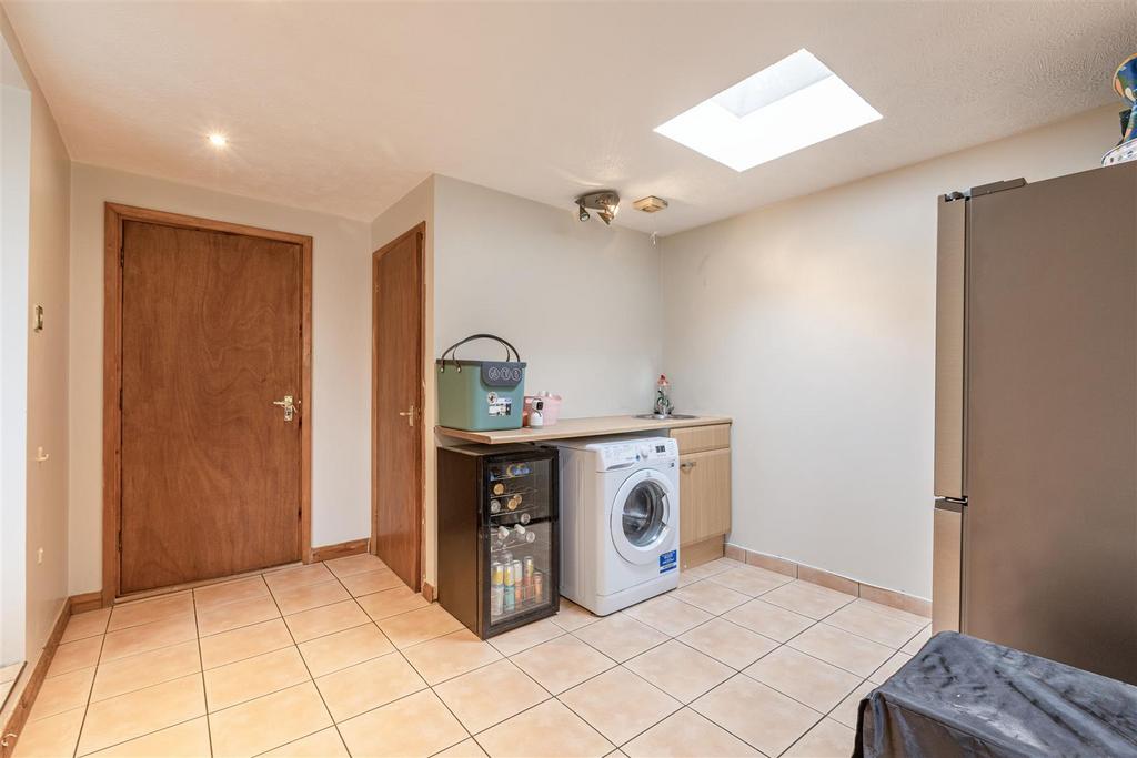12 Gaveston Close, Byfleet, KT14 7 HE - 12.jpg