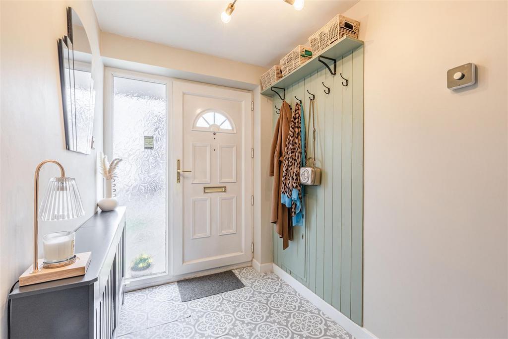 12 Gaveston Close, Byfleet, KT14 7 HE - 23.jpg