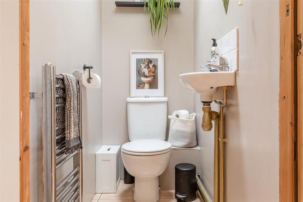 12 Gaveston Close, Byfleet, KT14 7 HE - 14.jpg