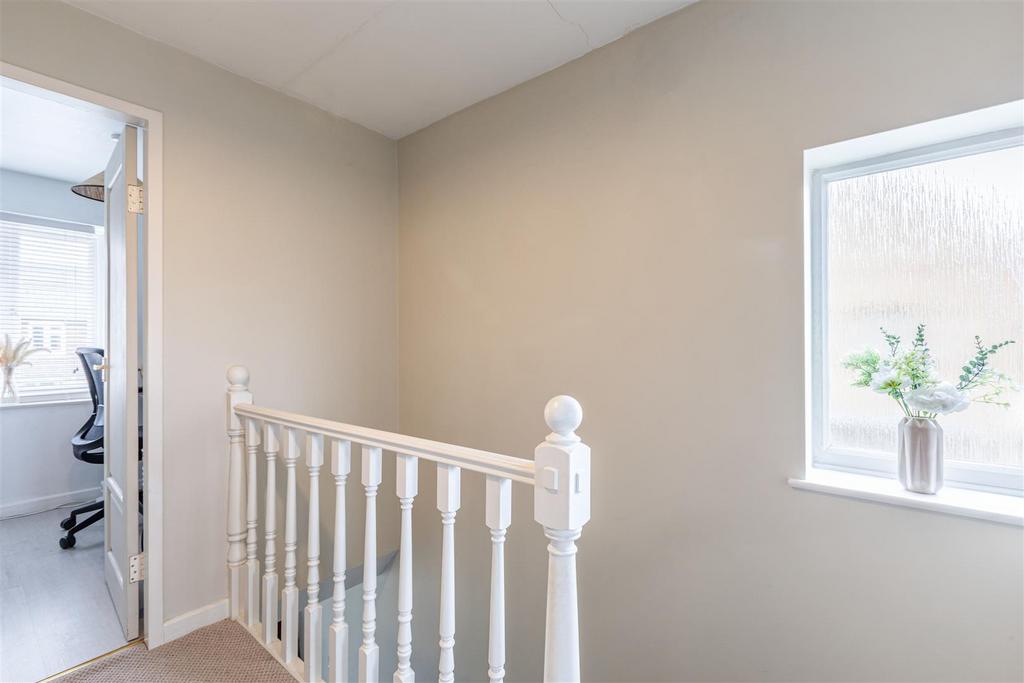 12 Gaveston Close, Byfleet, KT14 7 HE - 7.jpg