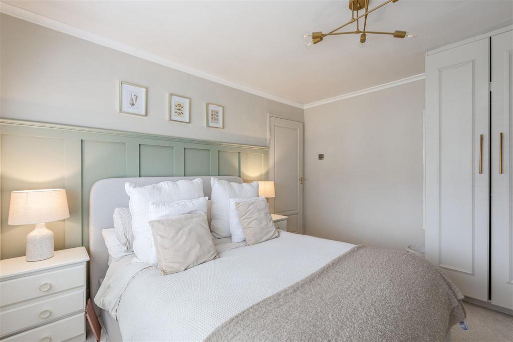 12 Gaveston Close, Byfleet, KT14 7 HE - 3.jpg