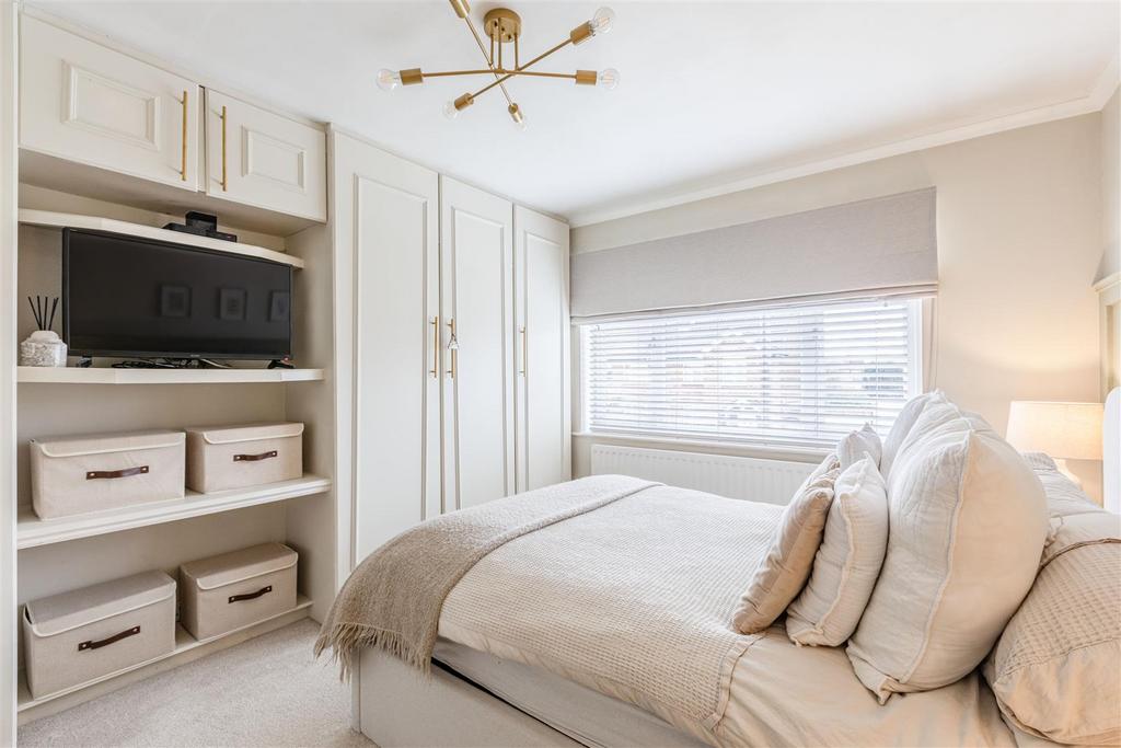 12 Gaveston Close, Byfleet, KT14 7 HE - 2.jpg