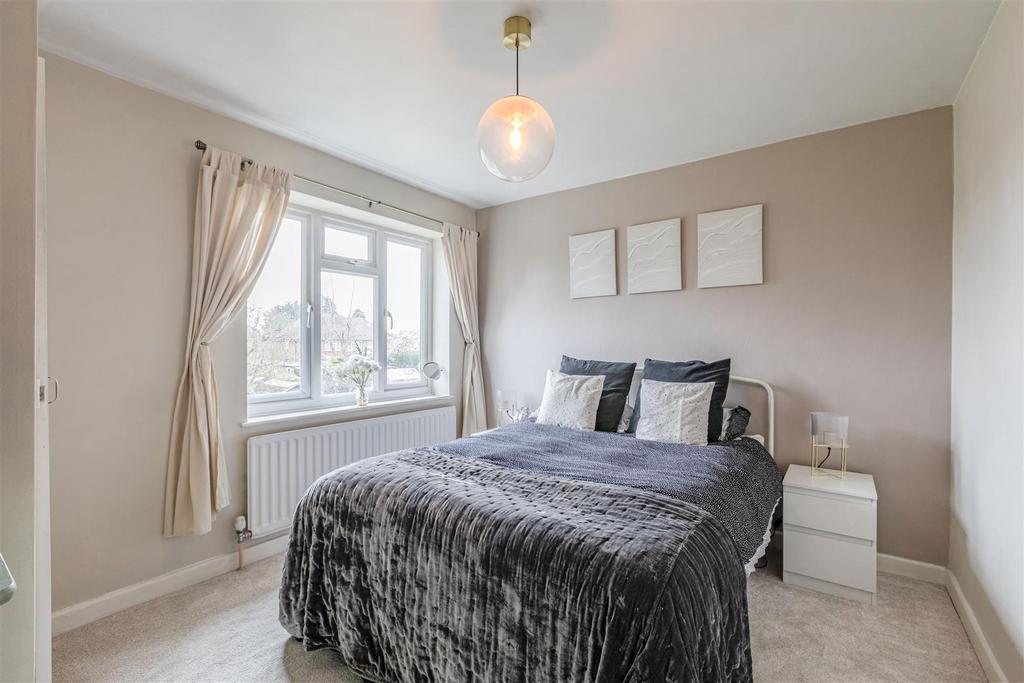 12 Gaveston Close, Byfleet, KT14 7 HE - 5.jpg