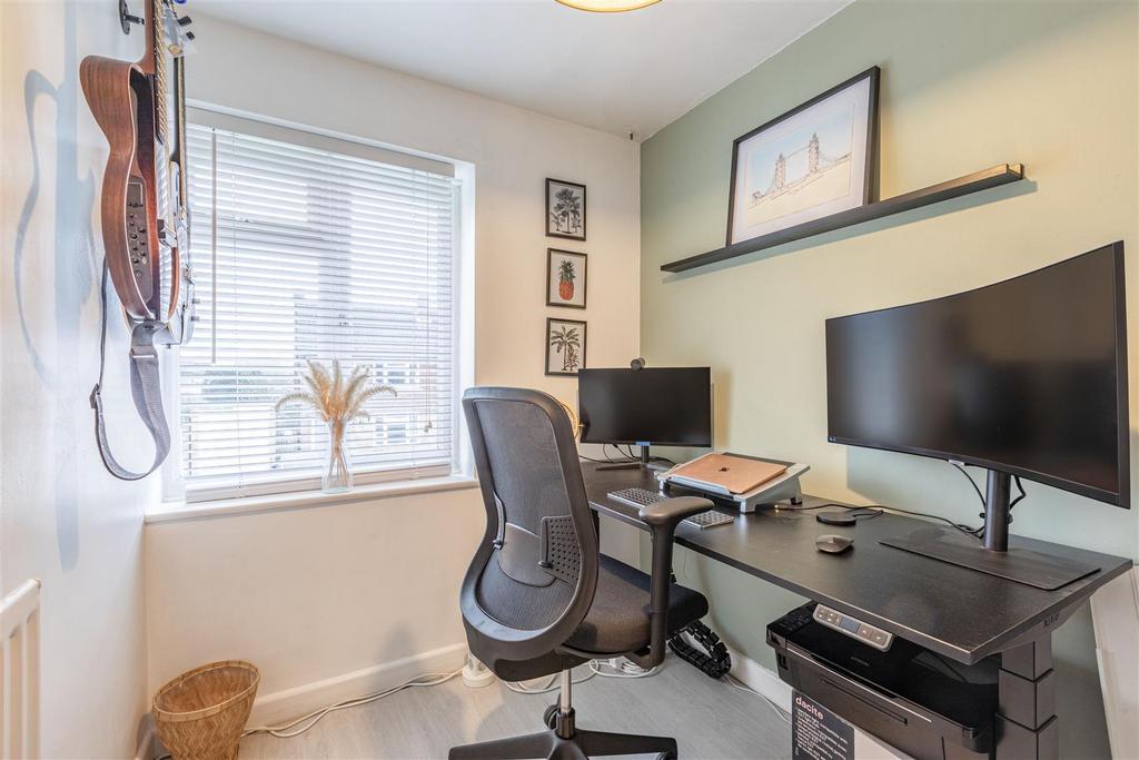 12 Gaveston Close, Byfleet, KT14 7 HE - 1.jpg