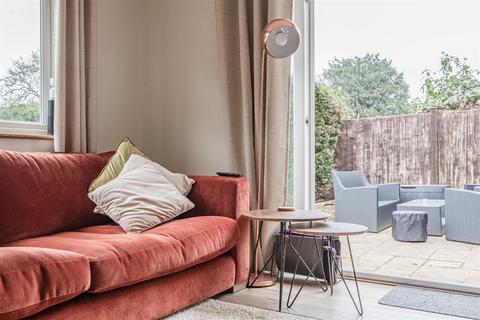 12 Gaveston Close, Byfleet, West Byfleet, KT14 7HE