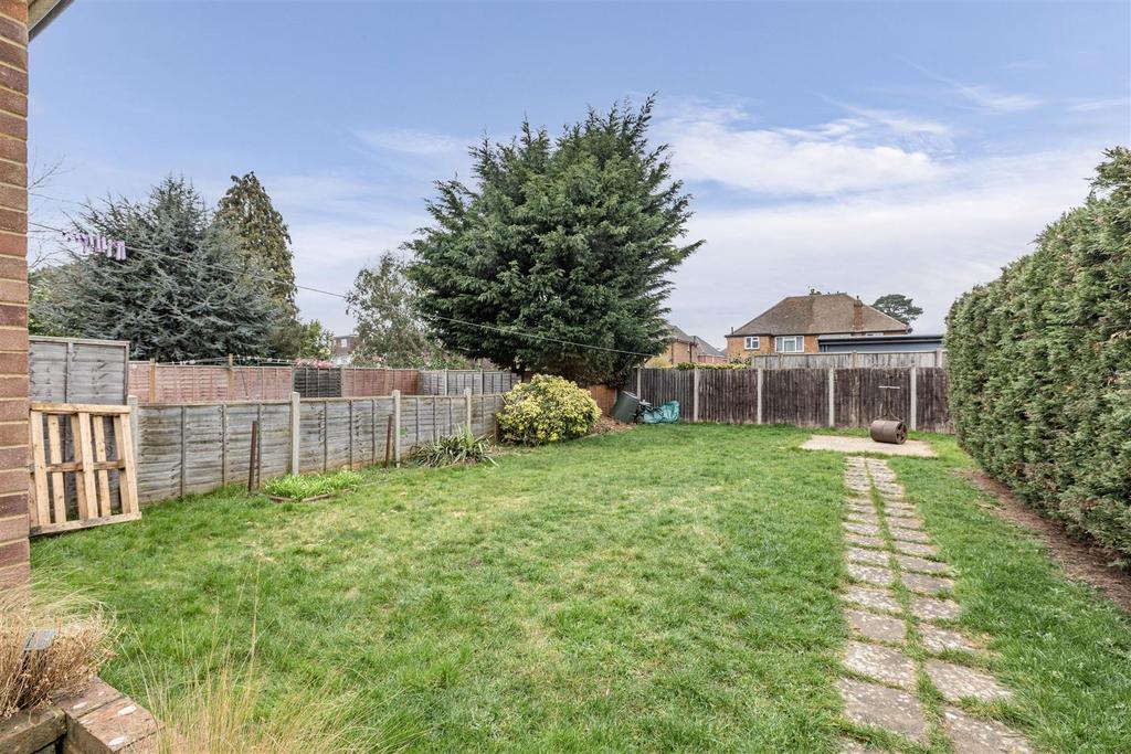 12 Gaveston Close, Byfleet, KT14 7 HE - 24.jpg