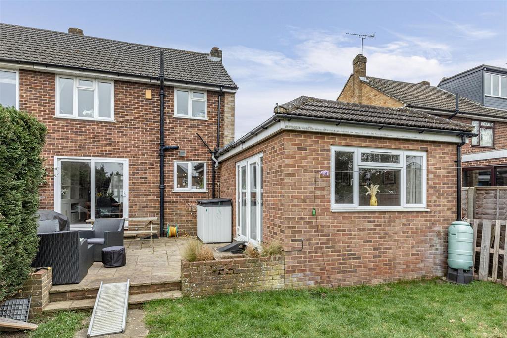 12 Gaveston Close, Byfleet, KT14 7 HE - 26.jpg