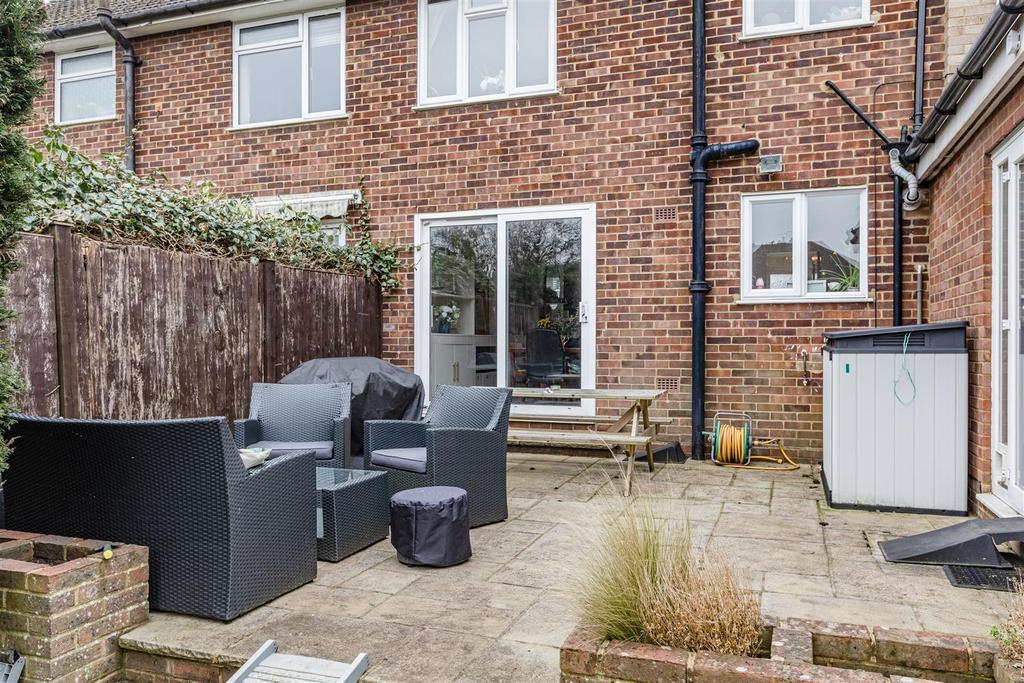 12 Gaveston Close, Byfleet, KT14 7 HE - 27.jpg