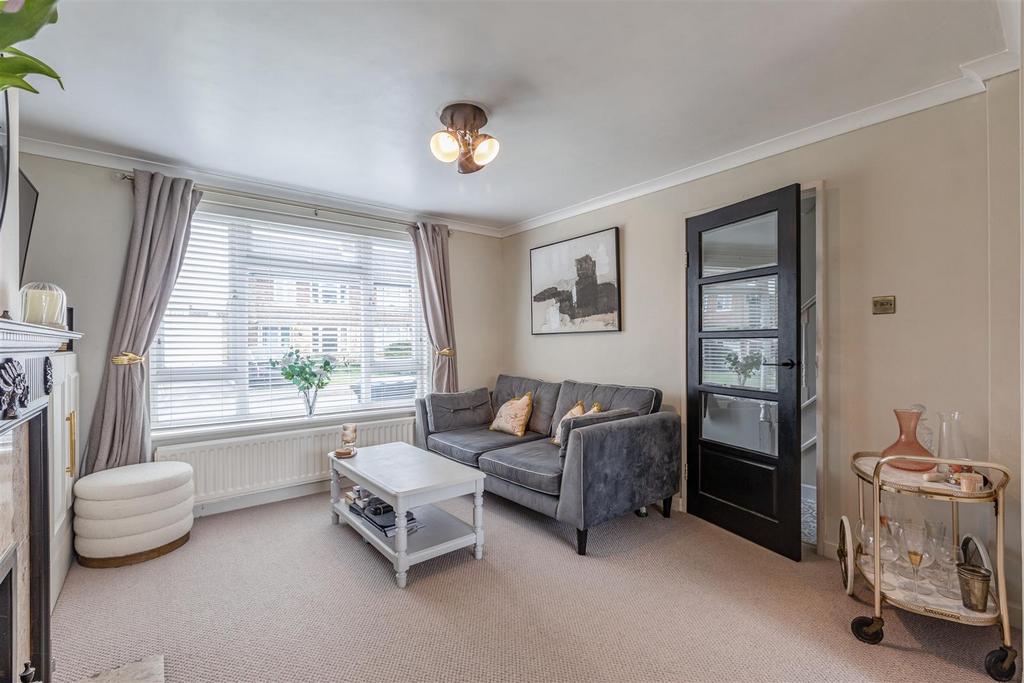 12 Gaveston Close, Byfleet, KT14 7 HE - 18.jpg