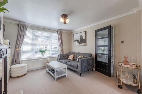 12 Gaveston Close, Byfleet, West Byfleet, KT14 7HE
