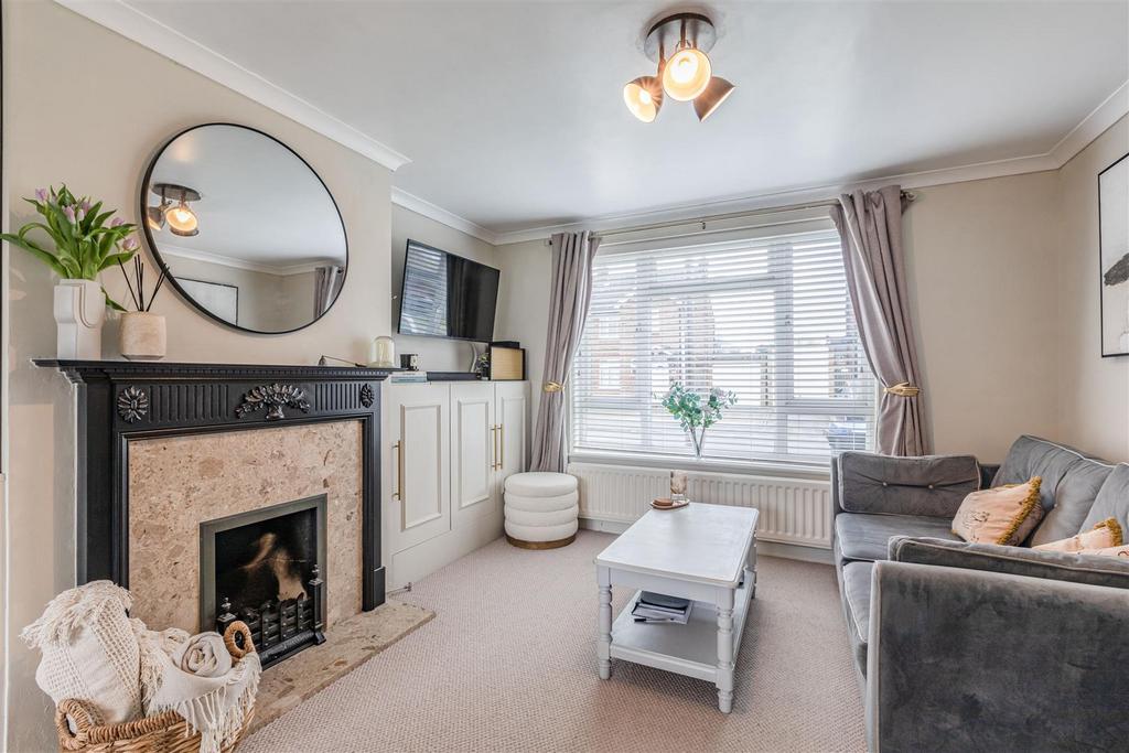 12 Gaveston Close, Byfleet, KT14 7 HE - 17.jpg
