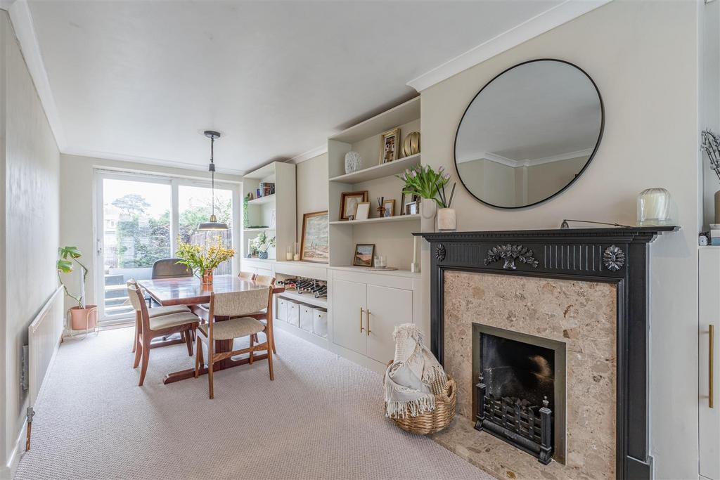 12 Gaveston Close, Byfleet, KT14 7 HE - 20.jpg