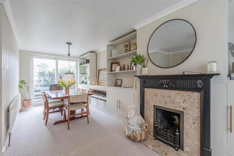 12 Gaveston Close, Byfleet, West Byfleet, KT14 7HE