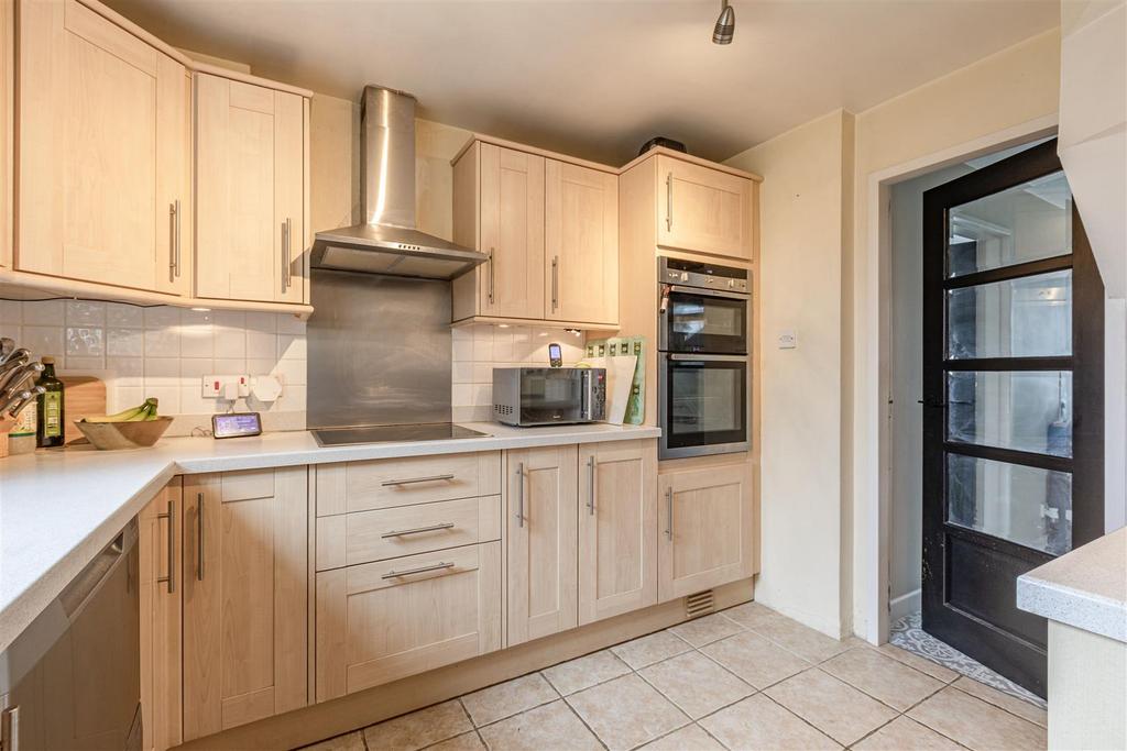 12 Gaveston Close, Byfleet, KT14 7 HE - 16.jpg